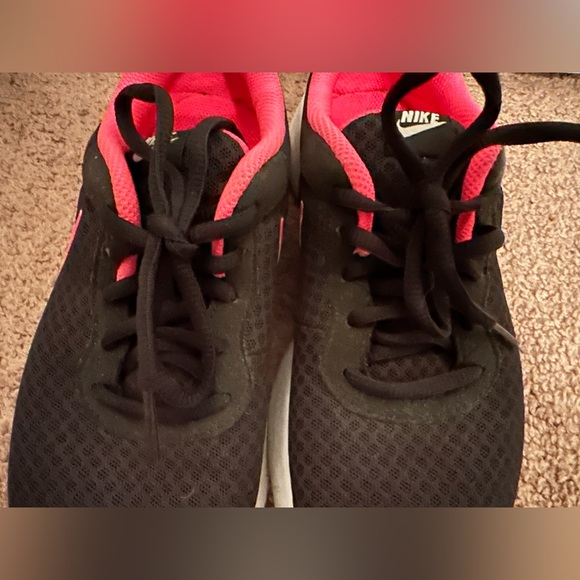 Nike Unisex Big Kids Youth Tanjun Running Gym Shoes Sneakers Black Pink Size 5Y - Picture 7 of 15
